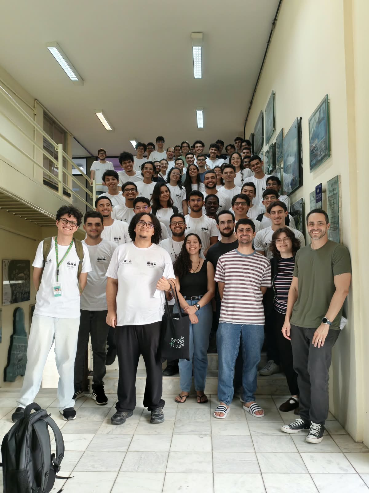 Integrantes da Olimpíada de Programação da UFC, que conquistaram o 1º e o 2º lugares na SuperSede Ceará da Maratona de Programação, reunidos com representantes do Departamento de Computação da UFC.